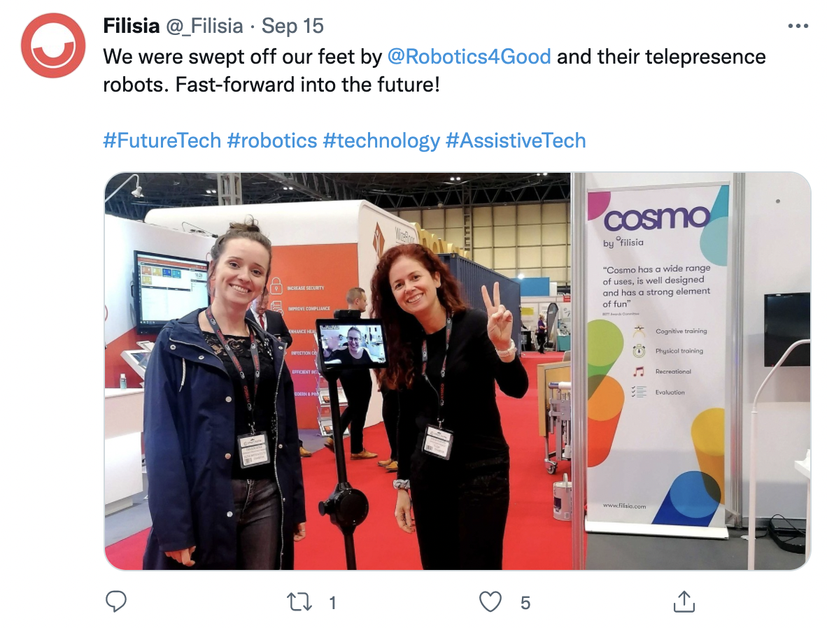 A tweet with two employees of Filisia with an Ohmnia telepresence robot.